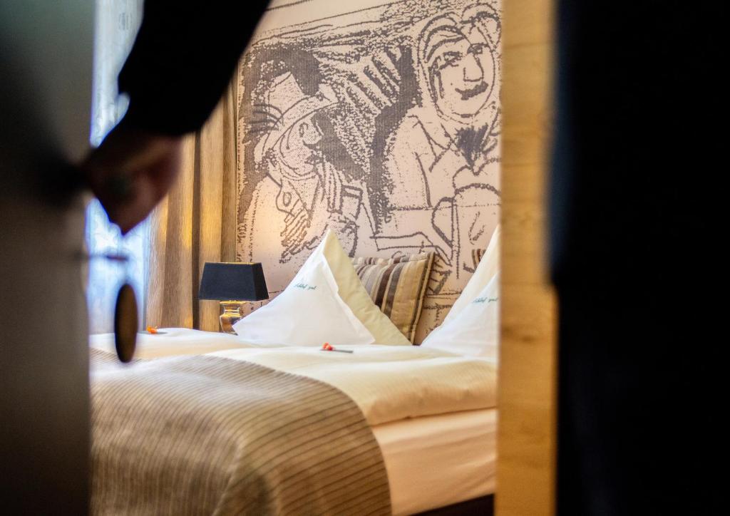 Säng eller sängar i ett rum på Sperber Bräu - 3-Sterne-Superior Hotel mit Gasthof und eigener Brauerei - kein Ruhetag