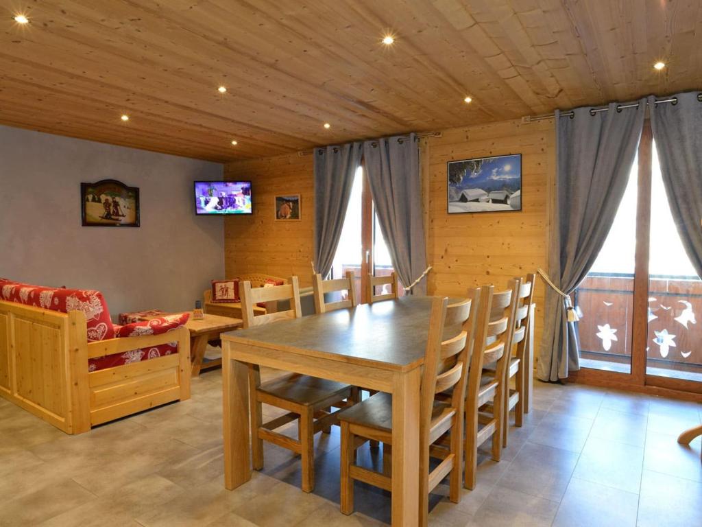 une salle à manger avec une table et des chaises en bois dans l'établissement Appartement Châtel 3 pièces, 4 pers, proche remontées, balcon, jardin, parking, WIFI, équipements complets - FR-1-676-28, à Châtel