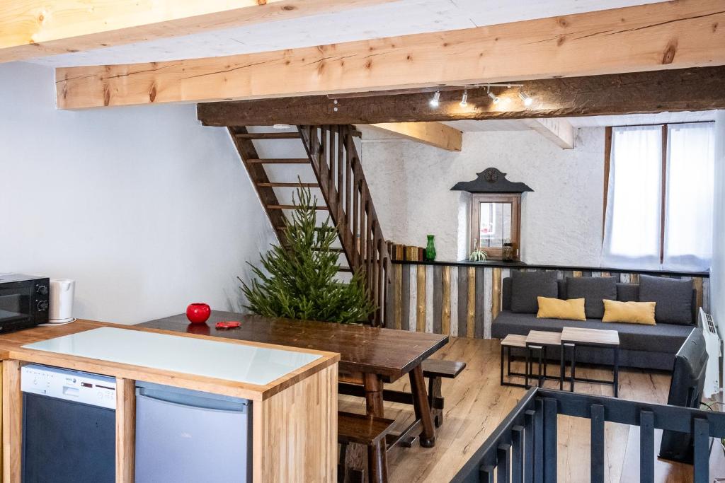 a living room with a table and a couch at Bol d'air à Mijanès in Mijanès