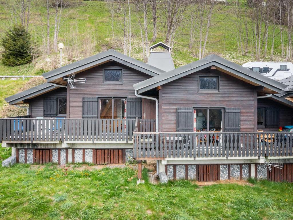 ein Haus mit einer Veranda und einer Terrasse in der Unterkunft Chalet Les Gets, 2 pièces, 6 personnes - FR-1-671-139 in Les Gets