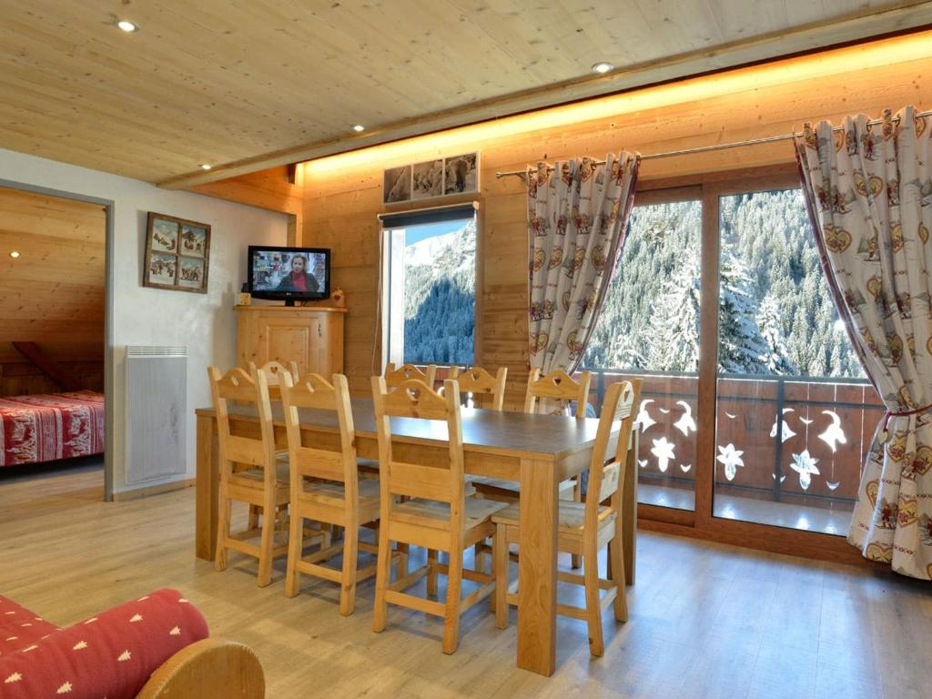 une salle à manger avec une table et des chaises en bois dans l'établissement Appartement cosy 3 pièces, 7 pers., balcon Sud, proche centre & remontées mécaniques, Châtel - FR-1-676-42, à Châtel