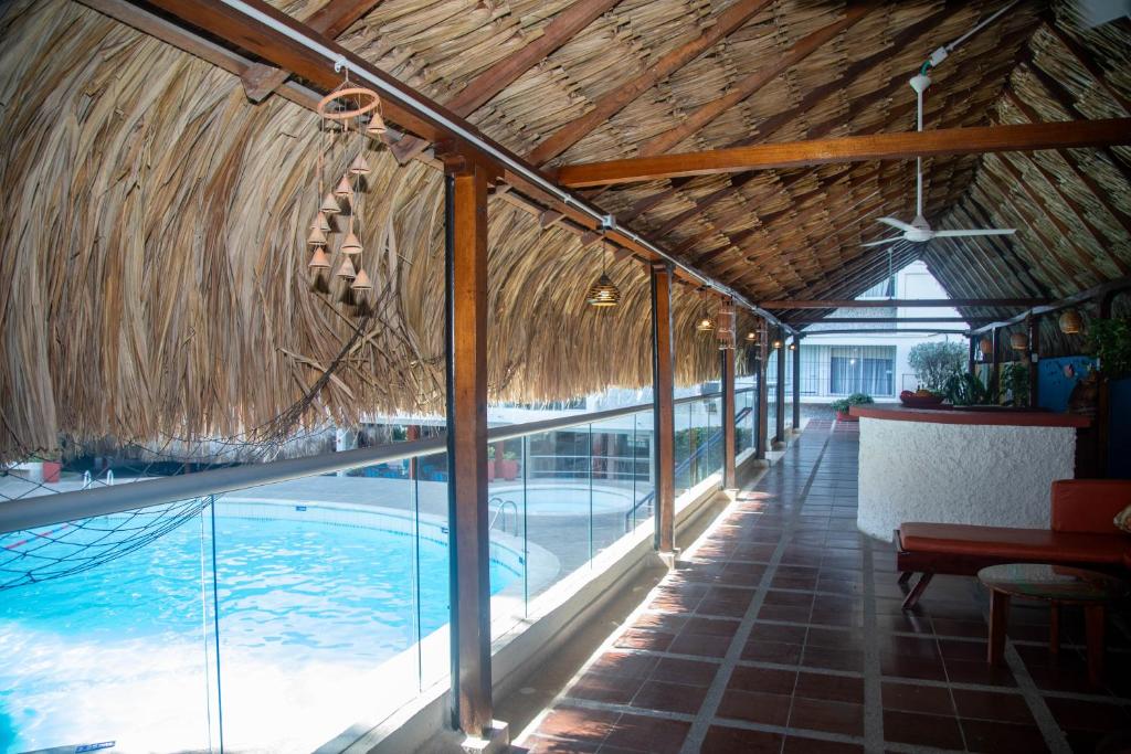 Bazén v ubytování Hotel Bahia Cartagena nebo v jeho okolí
