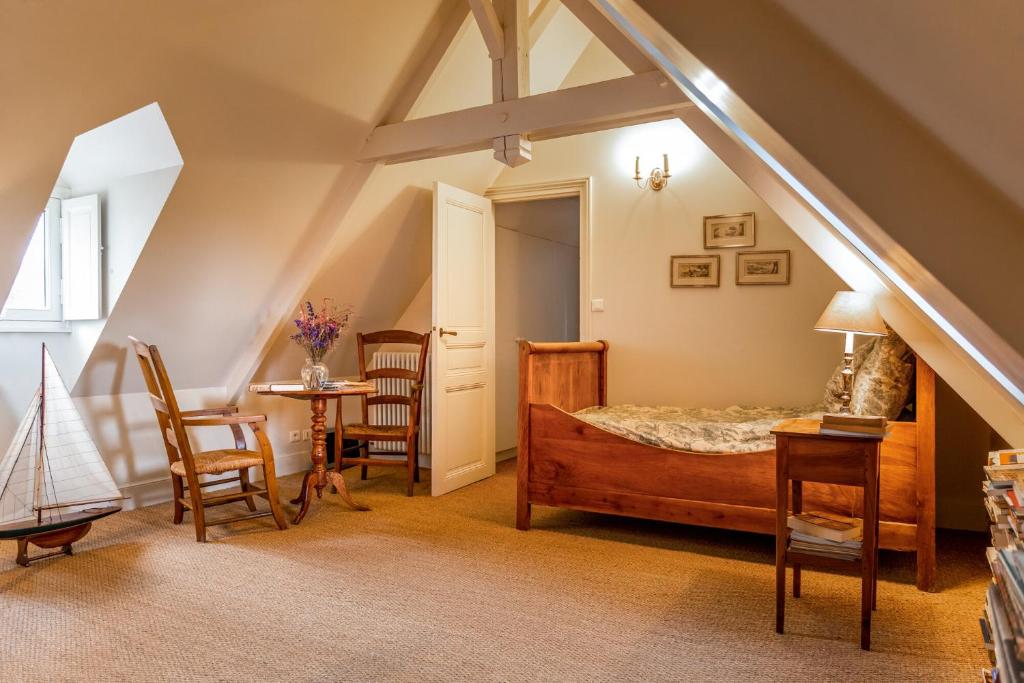 Postel nebo postele na pokoji v ubytování Manoir des Bords de Rance