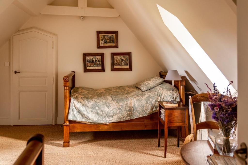 Postel nebo postele na pokoji v ubytování Manoir des Bords de Rance