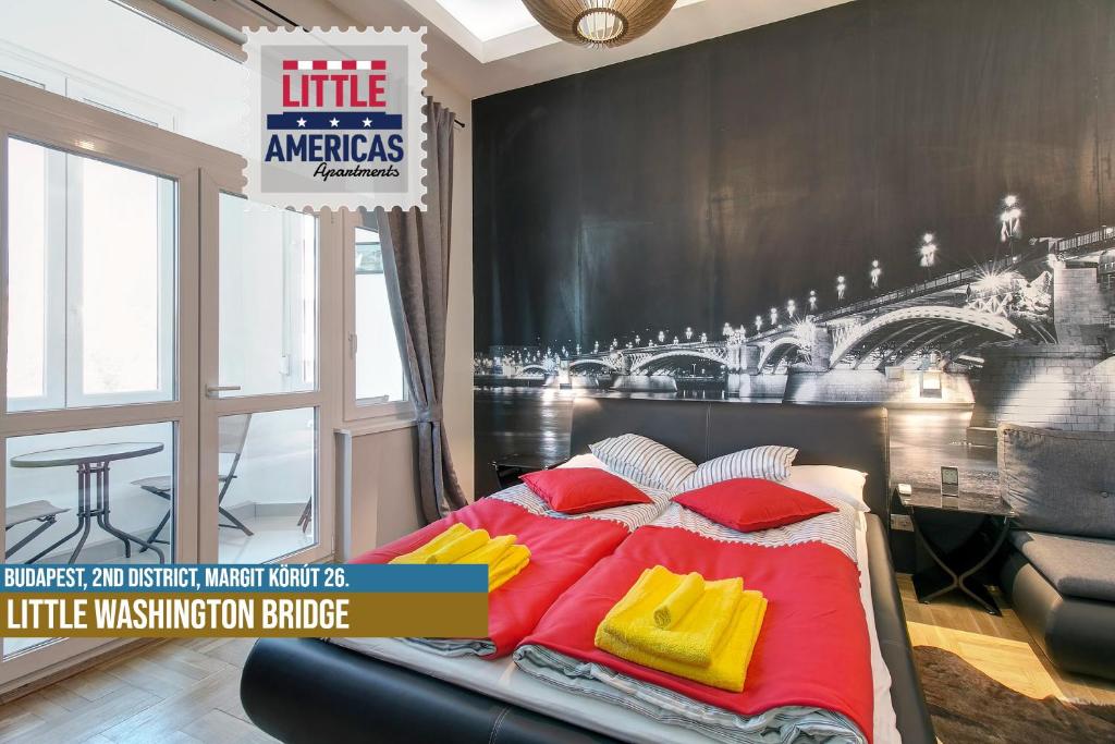 1 dormitorio con 1 cama grande con almohadas rojas y amarillas en Little Americas Hillside Apartments, en Budapest