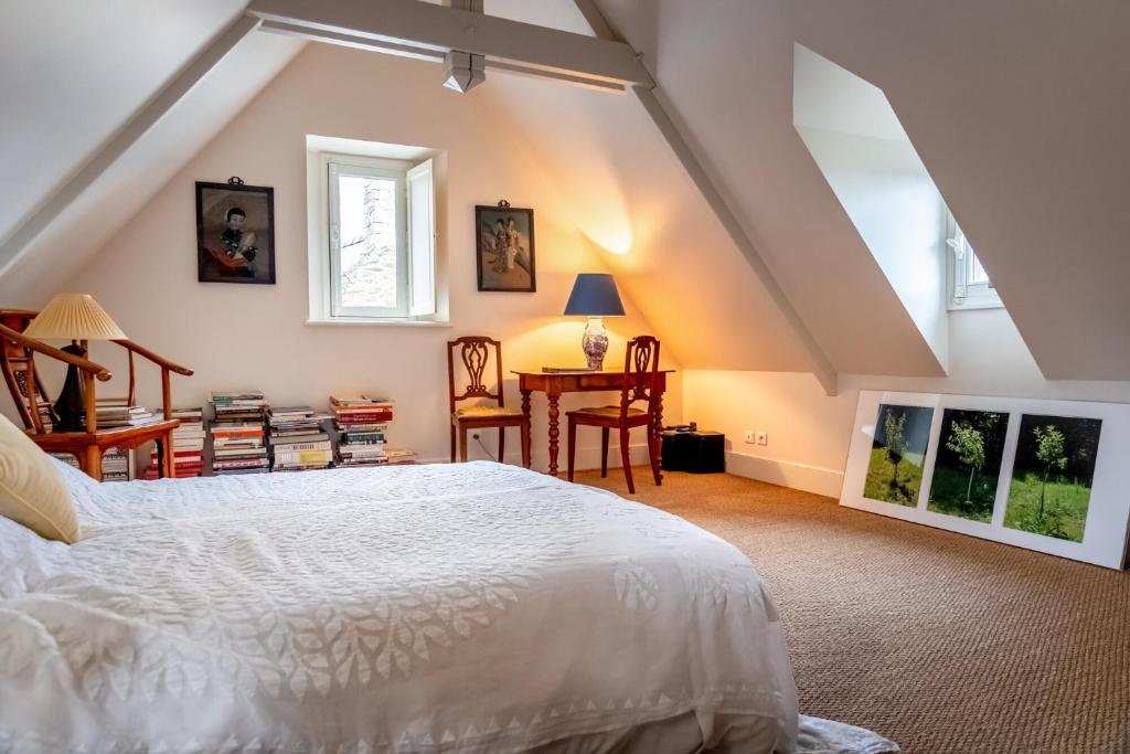 Postel nebo postele na pokoji v ubytování Manoir des Bords de Rance