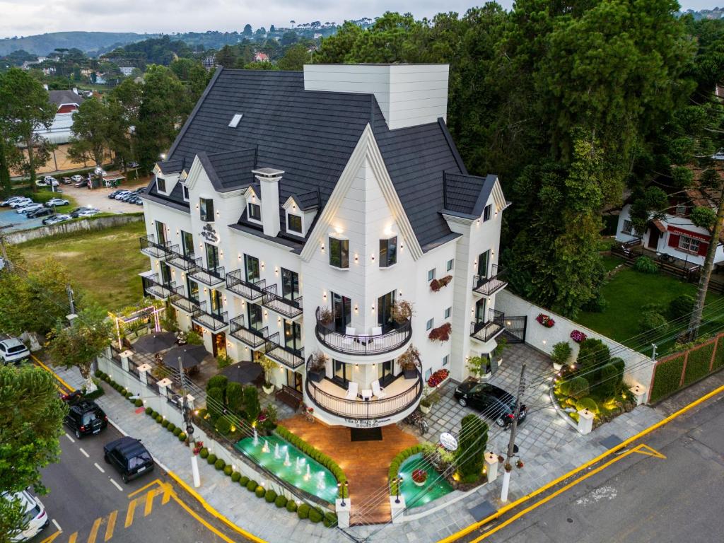 una vista aérea de una gran casa blanca en Villa D´Biagy Premium, en Campos do Jordão