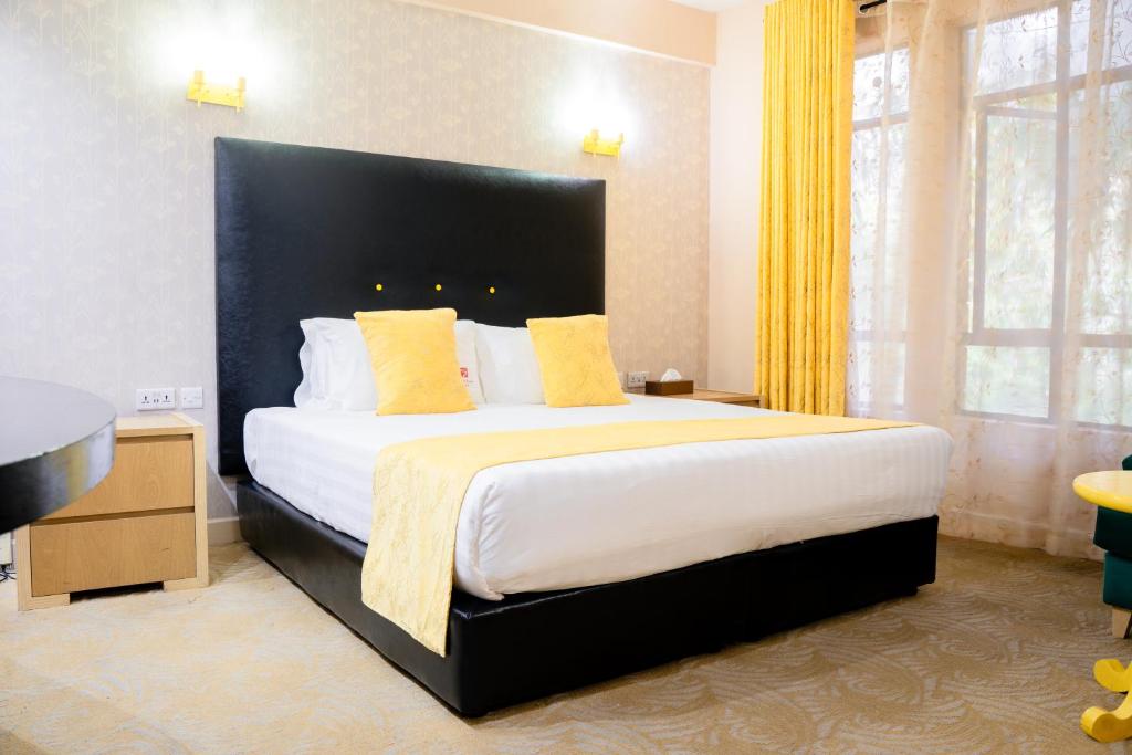 Postel nebo postele na pokoji v ubytování West Wood Hotel
