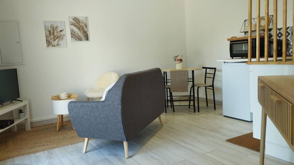 Il comprend un salon avec une chaise et une cuisine. dans l'établissement Chambre d'amour, à Villeneuve-lès-Avignon