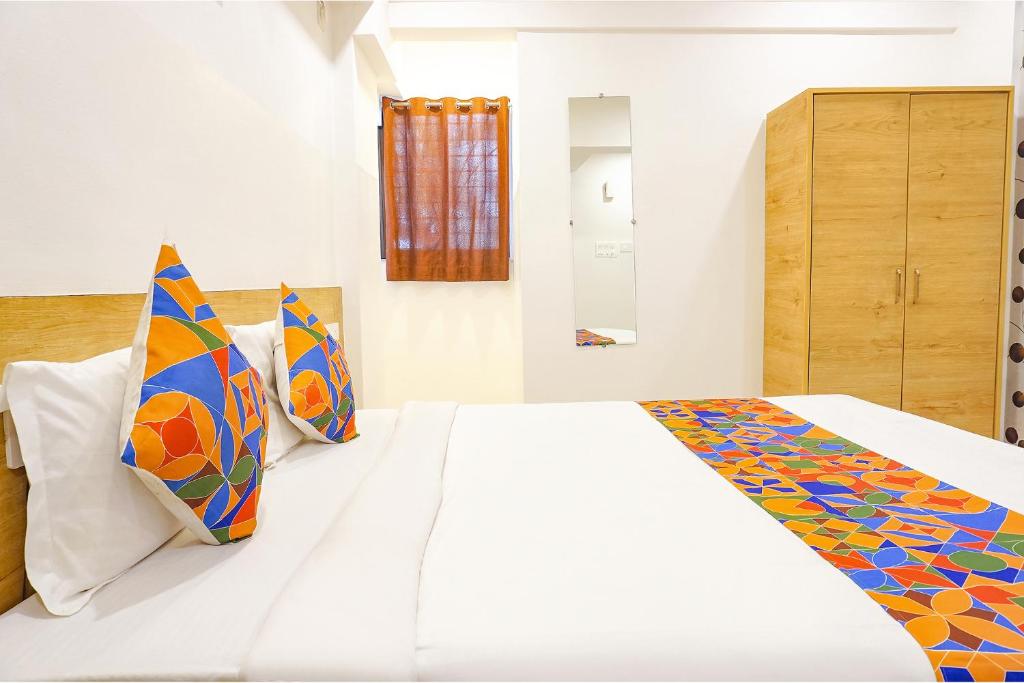 Postel nebo postele na pokoji v ubytování FabHotel Saffron Inn I - Nr Darshan Museum