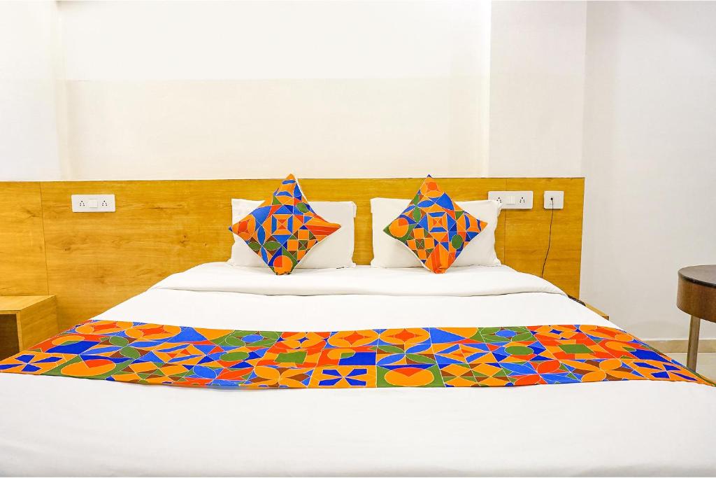Postel nebo postele na pokoji v ubytování FabHotel Saffron Inn I - Nr Darshan Museum