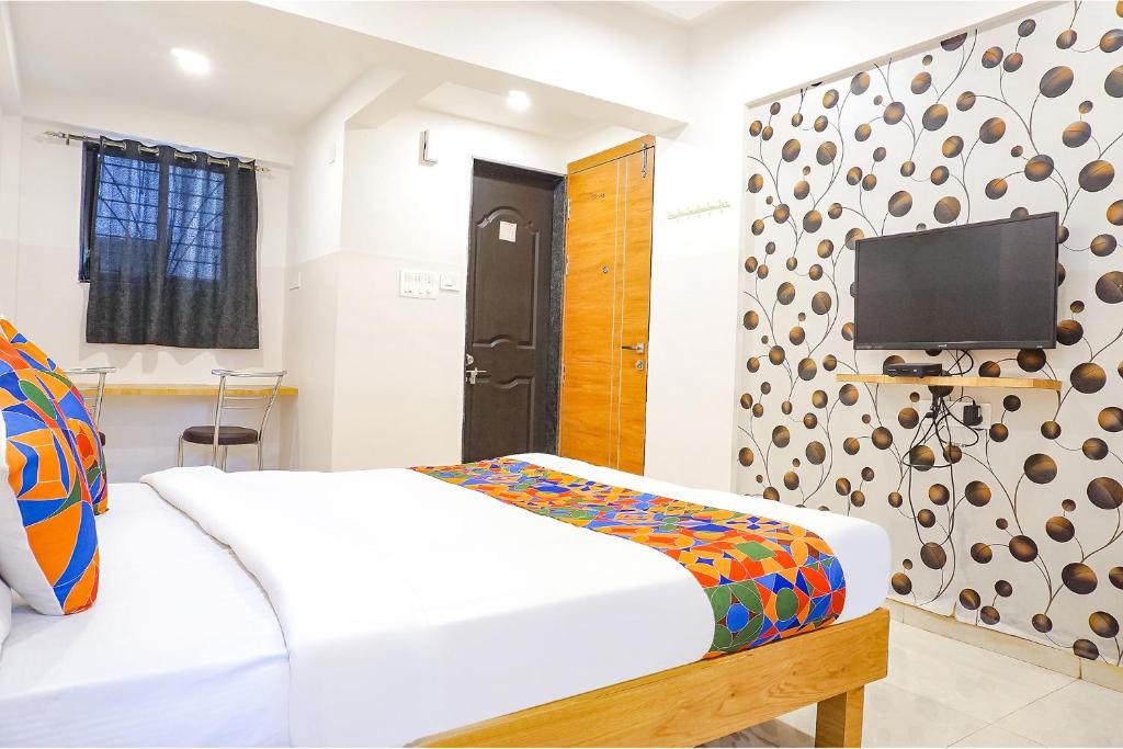 Postel nebo postele na pokoji v ubytování FabHotel Saffron Inn I - Nr Darshan Museum