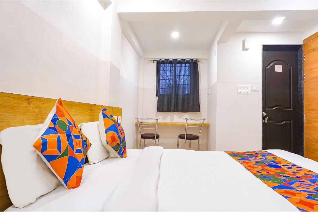 Postel nebo postele na pokoji v ubytování FabHotel Saffron Inn I - Nr Darshan Museum