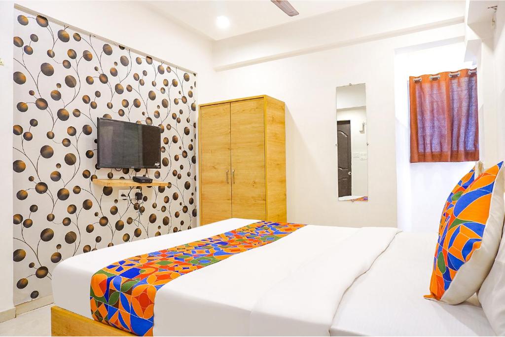 Postel nebo postele na pokoji v ubytování FabHotel Saffron Inn I - Nr Darshan Museum