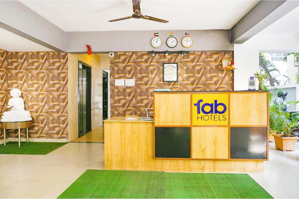 Vstupní hala nebo recepce v ubytování FabHotel Saffron Inn I - Nr Darshan Museum