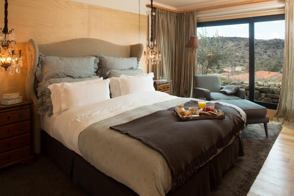 sypialnia z dużym łóżkiem z tacą z jedzeniem w obiekcie Casas Do Coro w mieście Marialva