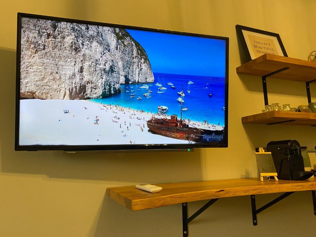 TV a/nebo společenská místnost v ubytování Black Pearl Apartment Lithakia Zakynthos