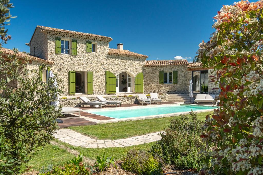 une vue extérieure d'une villa avec piscine dans l'établissement La Bastide Des As, à Gordes