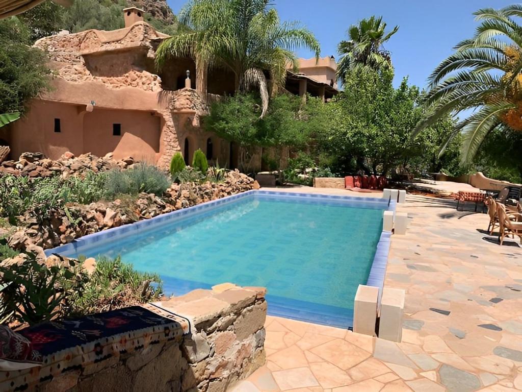 una piscina en un patio con una casa en Azzaouia Resort en Tahla