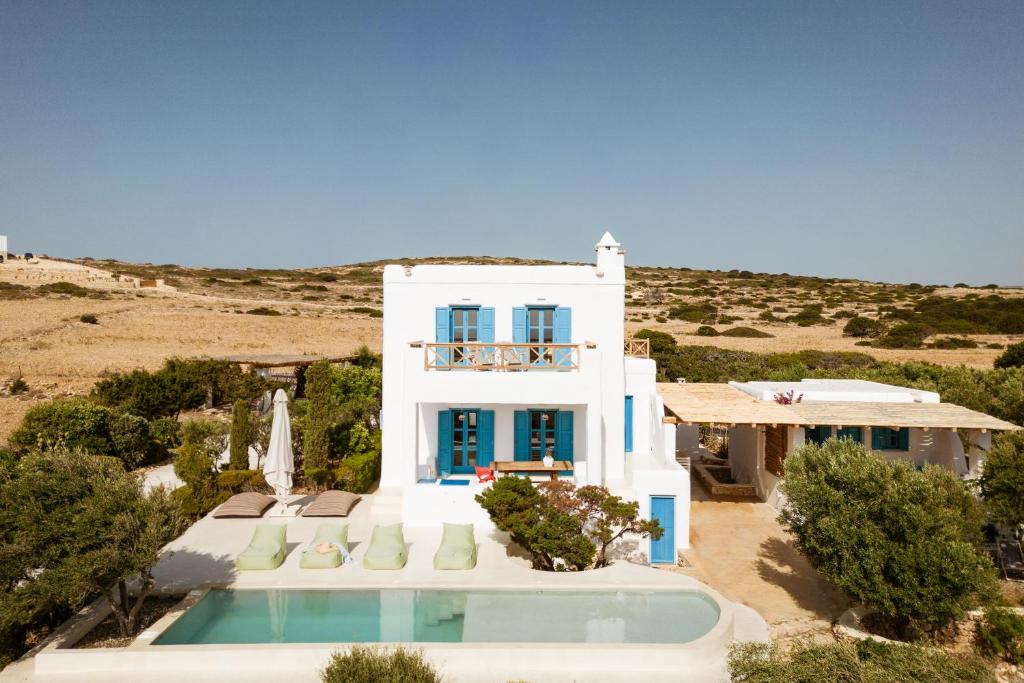 - une vue aérienne sur une maison blanche dotée d'une piscine dans l'établissement Cemilion, à Koufonisia