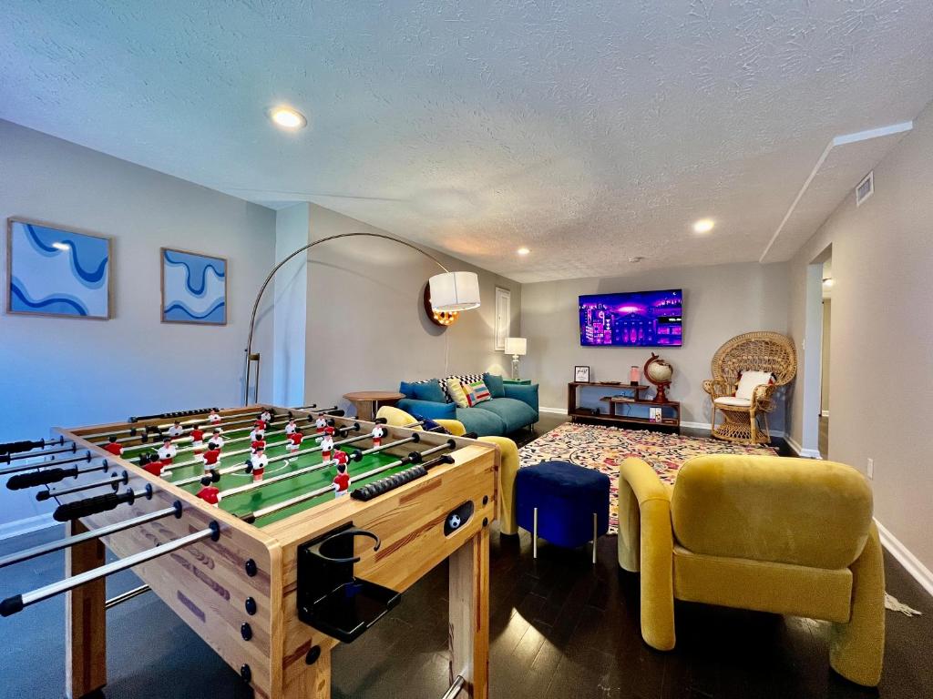 Η αίθουσα παιχνιδιών του 190 Overbrook Drive Swanky Swangos Dream Home by Jess