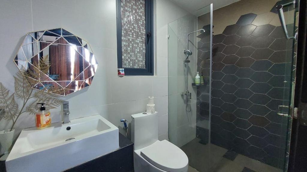 een badkamer met een toilet, een wastafel en een douche bij Vivacity Apartment Kuching Jazz 2 125 in Kuching