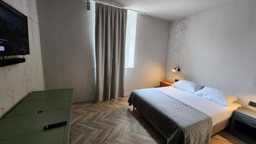 Postel nebo postele na pokoji v ubytování Hotel Amfiteatar