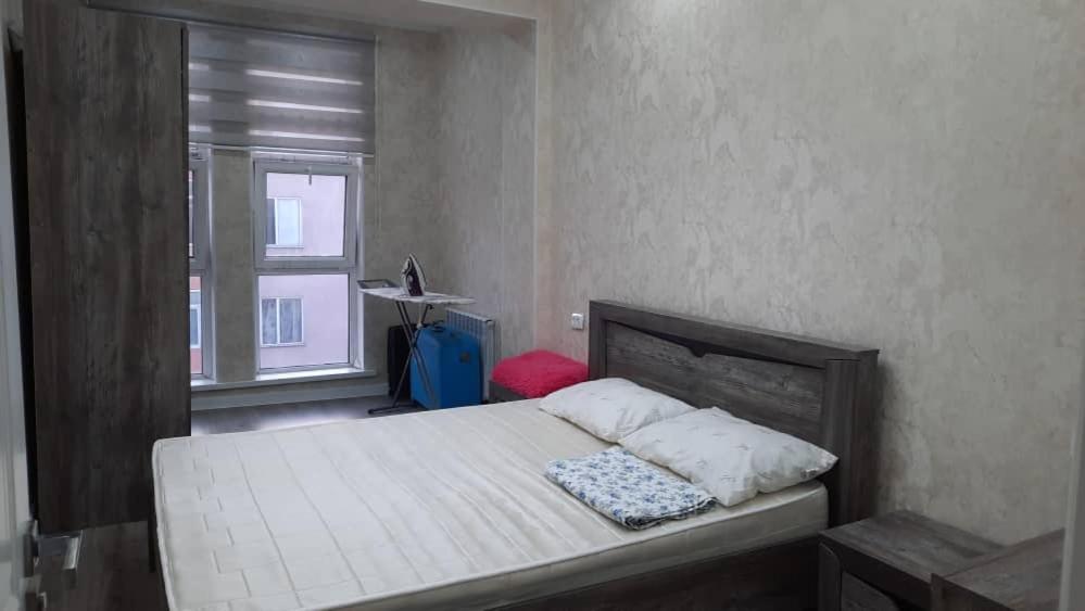 uma cama num quarto com uma janela e uma cama sidx sidx em Elsar guesthouse em Nariman