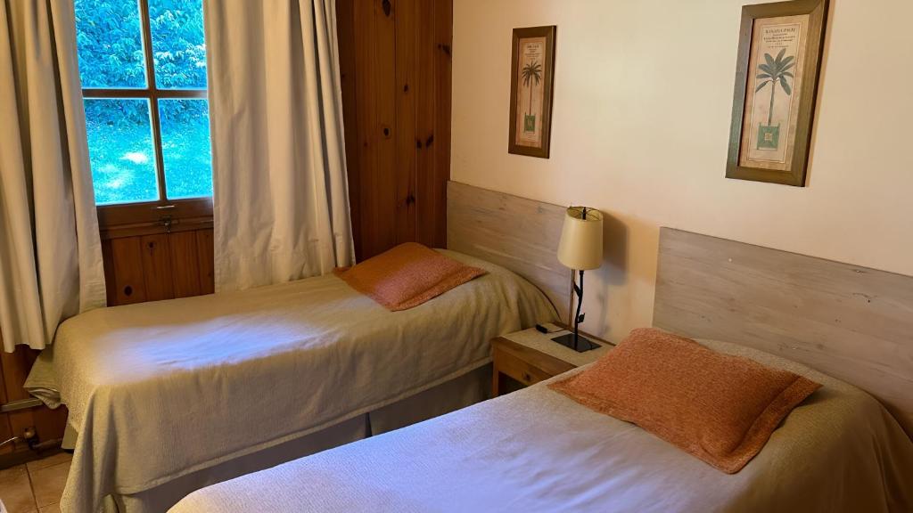 Postel nebo postele na pokoji v ubytování Las Cumbres Apart & Suites