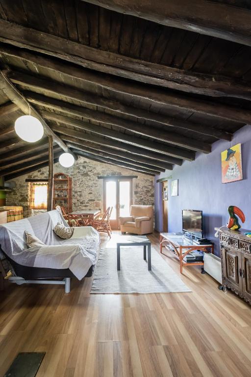 een woonkamer met een bank en een tafel bij Rectoria Santuari del Coll in Girona