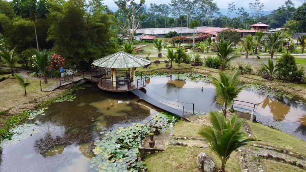 une vue aérienne sur un parc avec un pont sur l'eau dans l'établissement Tropicals Resort, 