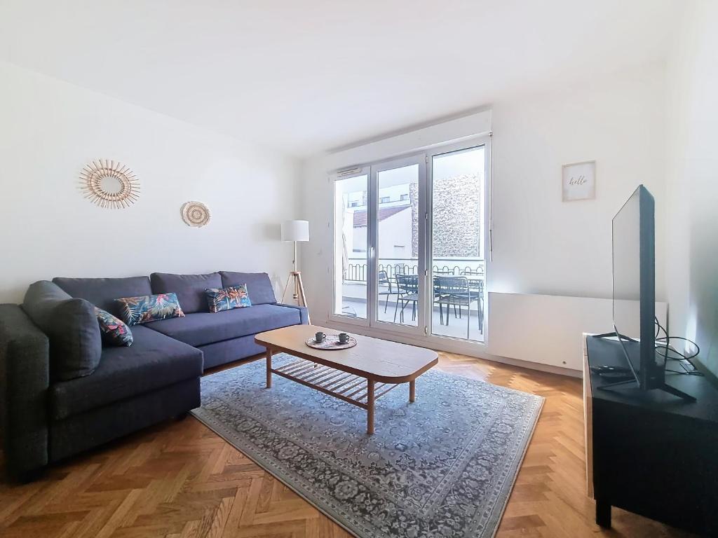 un salon avec un canapé et une table basse dans l'établissement 6P/terrasse/2 car parks/5min Paris, au Kremlin-Bicêtre