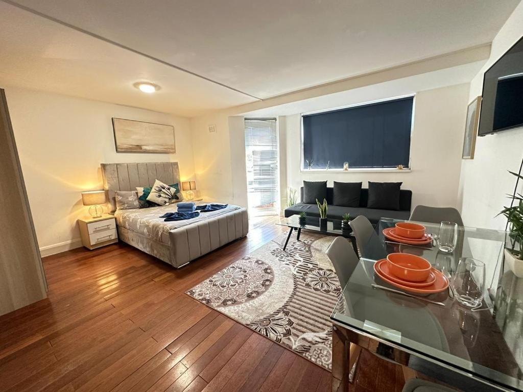 Apartment Chelsea Budget Studio Flat on Cromwell Road, London, UK