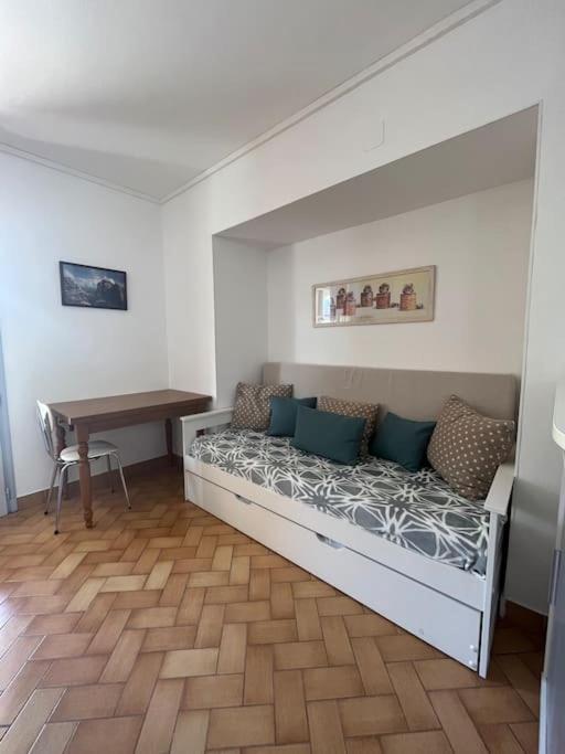 Habitación con sofá y mesa en una habitación en Appartement les Mésanges en Le Poët-Laval