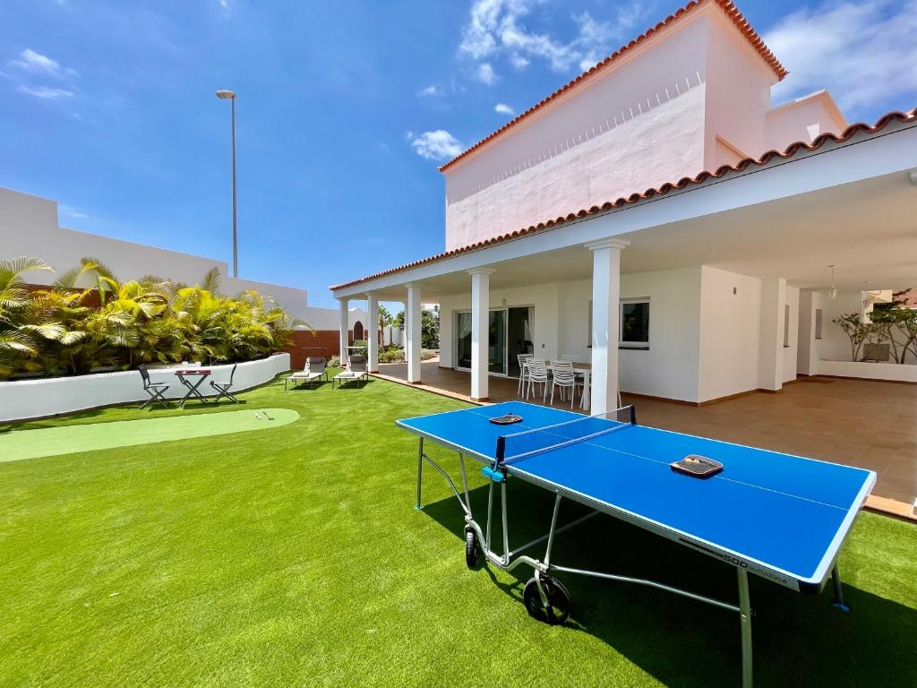 een tafeltennistafel in de tuin van een huis bij Beautiful Villa Amorio - Private Heated Pool with Sea Views & WIFI in Adeje