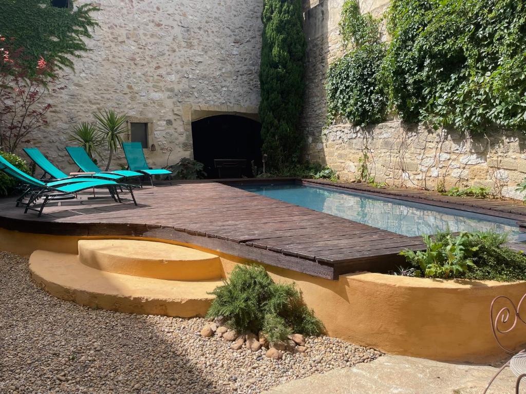 un patio con sillas y una piscina en La maison du Barry, en Collias