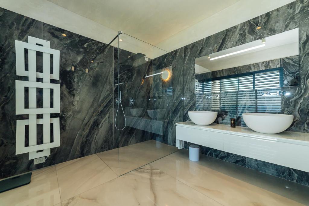 Kúpeľňa v ubytovaní Villa Sabrina Riviera dei Fiori a Picco sul Mare con Piscina Privata ,WELLNESS & SPA