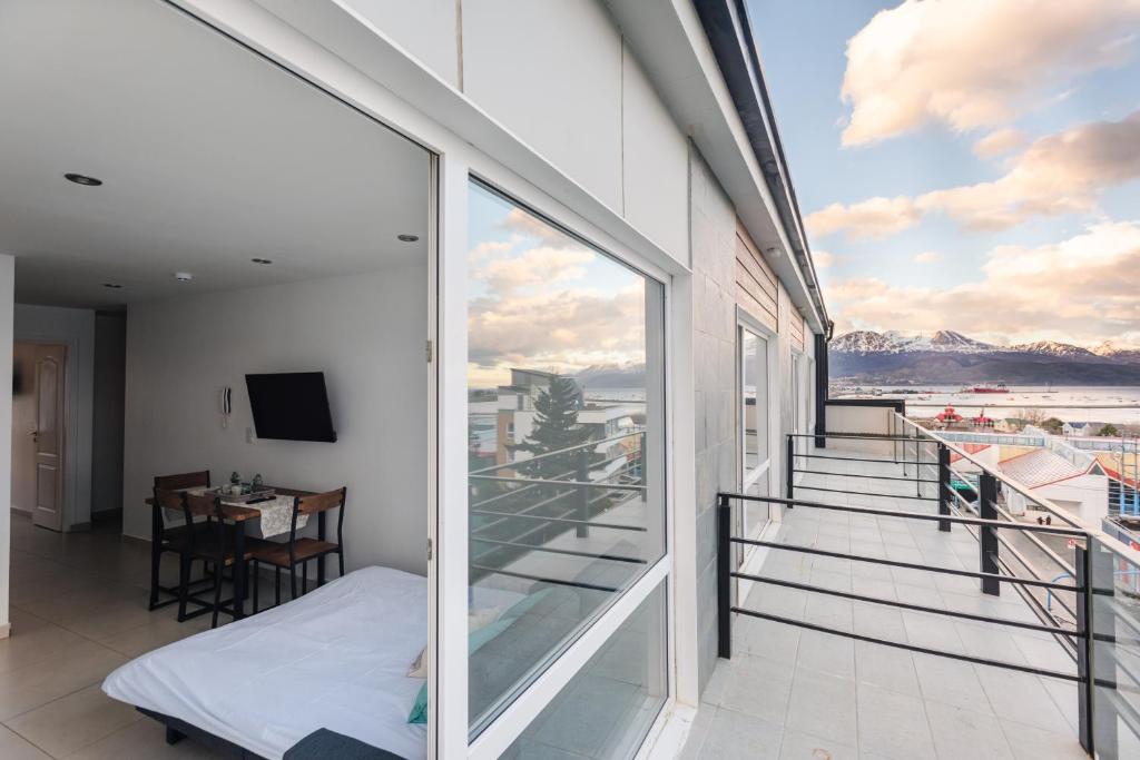 1 dormitorio con balcón con vistas al océano en Gente del Sur - Lugones en Ushuaia