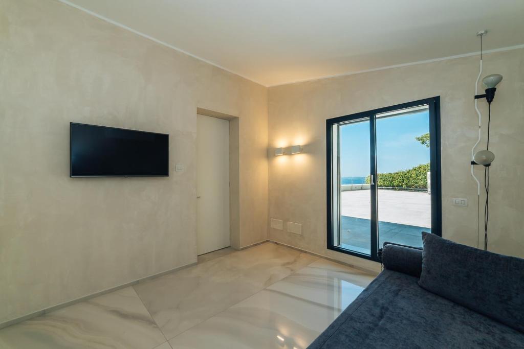Televízia a/alebo spoločenská miestnosť v ubytovaní Villa Sabrina Riviera dei Fiori a Picco sul Mare con Piscina Privata ,WELLNESS & SPA