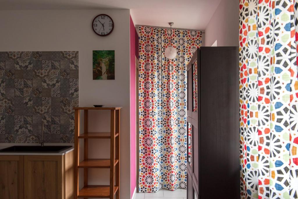 トリノにあるSan Martino sweet homeの壁掛け時計付きの部屋