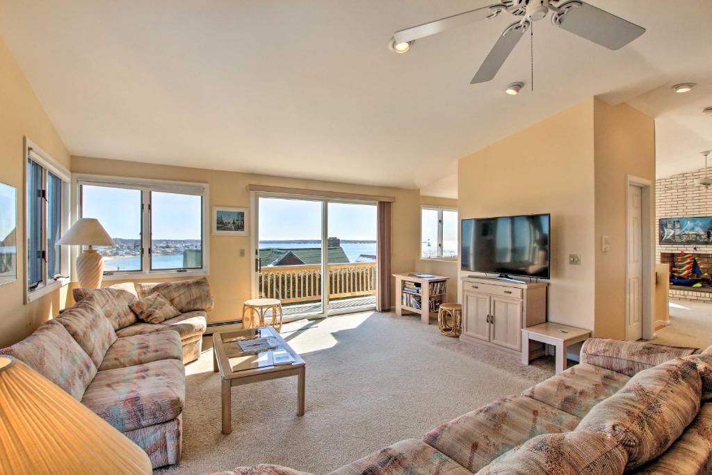 sala de estar con sofá y TV en Narragansett Home with Scenic Deck Less Than 2 Mi to Beach! en Narragansett