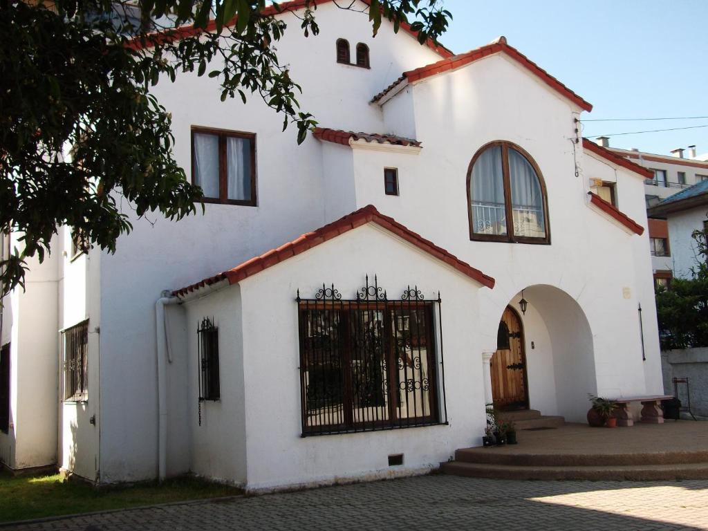 una casa blanca con una puerta delante de ella en Mediterraneo B&B, en Viña del Mar