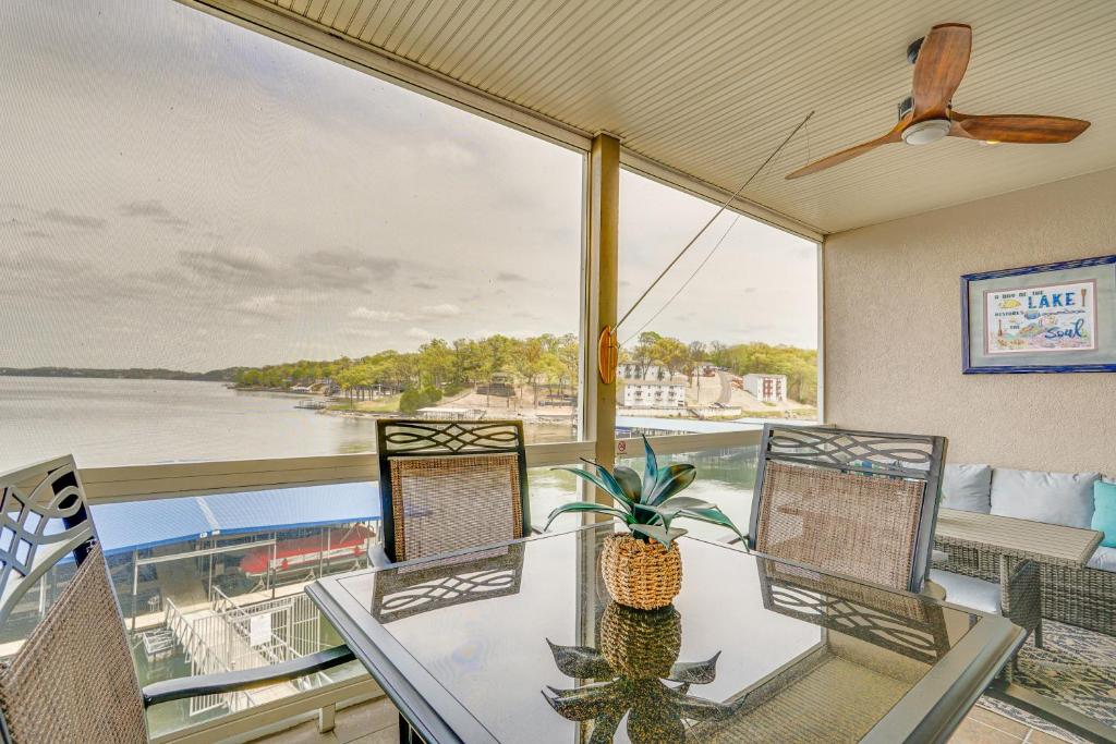 une salle à manger avec vue sur l'eau dans l'établissement Osage Beach Condo Near Hiking and Shopping!, à Osage Beach