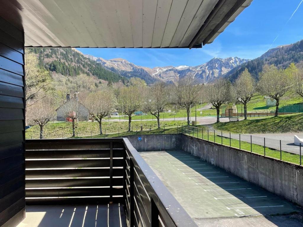 un balcon avec escalier et vue sur les montagnes dans l'établissement Mont-Dore T3 avec Terrasse, Balcon et WIFI - FR-1-608-175, à Le Mont-Dore
