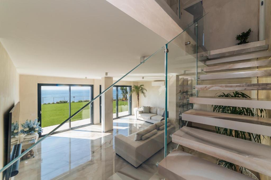Fotografia z galérie ubytovania Villa Sabrina Riviera dei Fiori a Picco sul Mare con Piscina Privata ,WELLNESS & SPA v destinácii Imperia