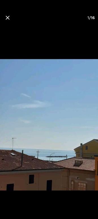 uma vista para o oceano a partir dos telhados dos edifícios em A due passi dal mare. em Falconara Marittima