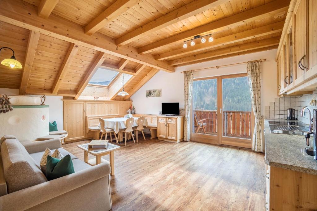 - un salon avec un canapé et une table dans l'établissement Stoffnerhof Apt Alpenrose, à Monguelfo-Tesido