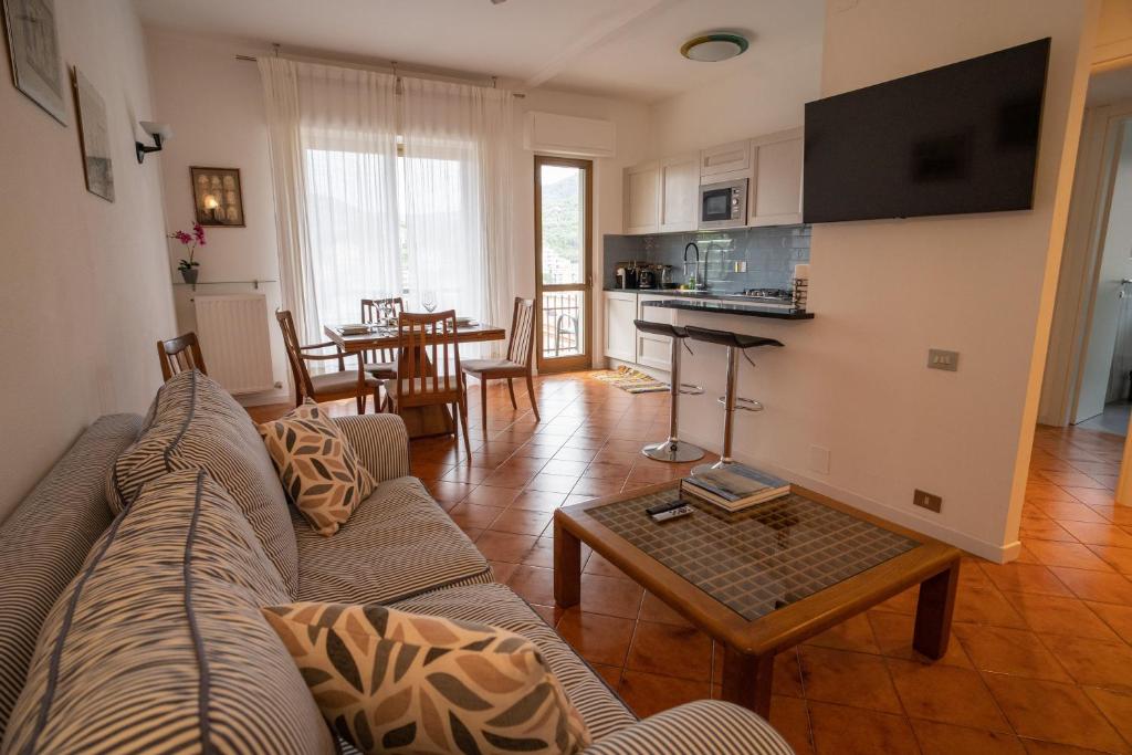 een woonkamer met een bank en een tafel bij Adagio Suite in Rapallo