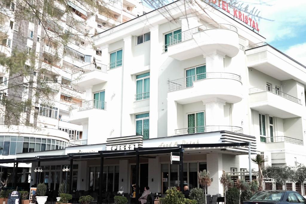 une représentation de l'avant d'un hôtel dans l'établissement Hotel Kristal, à Durrës
