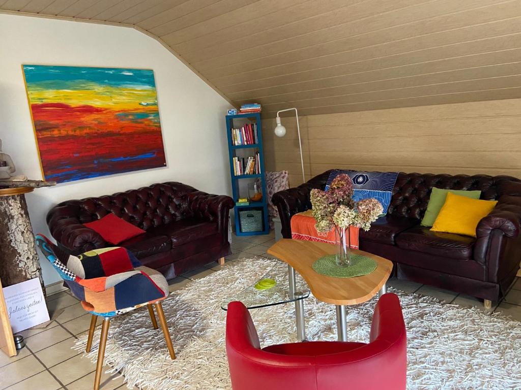 Sala de estar con 2 sofás y mesa en Ferienwohnung-Entspannung Pur, en Krombach